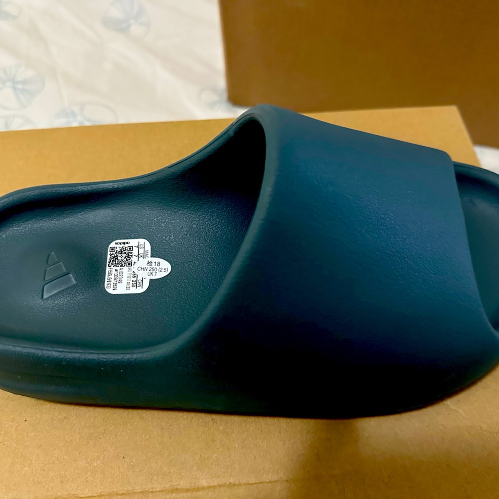 Yeezy slides men size 7, marine slate